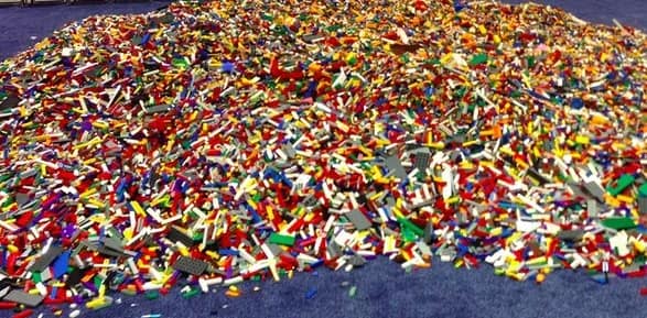 the beach of LEGO becomes a firewalk